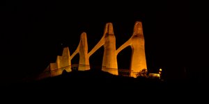 To μνημείο Ζάλογγος στα πορτοκαλί για την έμφυλη βία 