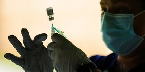 Η Moderna σκοπεύει να «χτυπήσει» με εμβόλιό της τη μετάλλαξη Όμικρον