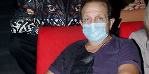 Σπύρος Μπιμπίλας μοβ μπλουζα
