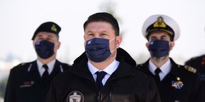 Ο Νίκος Χαρδαλιάς με μάσκα