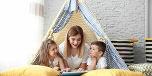 νταντά με παιδιά σε σαλόνι