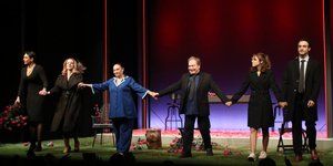 Αγριες Μέλισσες: Θεατρική έξοδος για τους ηθοποιούς της σειράς 