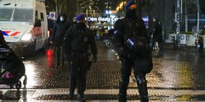 Οι πρώτοι επιβάτες που κατέφθασαν στην Ευρώπη από τη Νότια Αφρική υπόκεινται σε αυστηρούς ελέγχους
