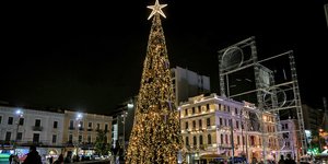 Φωταγωγήθηκε το χριστουγεννιάτικο δέντρο στην Ομόνοια