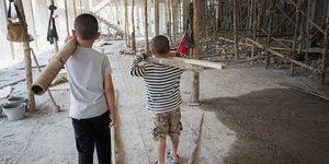 ανήλικοι εργαζόμενοι σε οικοδομή