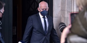 Ο Γιώργος Παπανδρέου έξω από τη Βουλή κάνει δηλώσεις