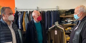 Ο Γιώργος Παπανδρέου στη Βόρεια Εύβοια, συνομιλεί με επιχειρηματίες