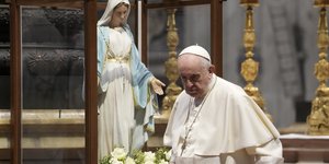 παπας κοιταζει κατω 