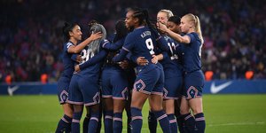 Οι παίκτριες της Παρί ΣΖ πανηγυρίζουν στο ματς με τη Ρεάλ Μαδρίτης