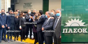 Στελέχη του ΠΑΣΟΚ έξω από την ανανεωμένη πρόσοψη των γραφείων στη Χ. Τρικούπη