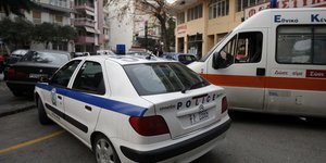 Θεσσαλονίκη: Άγνωστος εισήλθε σε κατάστημα ψιλικών και χτύπησε με τη λαβή του όπλου του 43χρονο υπάλληλο, ο οποίος διεκομίσθη στο νοσοκομείο
