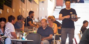 Σερβιτόροι σε καφετέρια στην Πλάκα