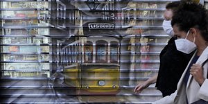 Πολίτες με μάσκες περπατούν στη Λισαβόνα της Πορτογαλίας εν μέσω κορωνοϊού