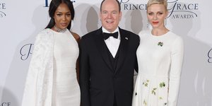 Ο πρίγκιπας Αλβέρτος του Μονακό με την πριγκίπισσα Σαρλίν και την Ναόμι Κάμπελ