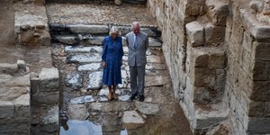 Ο πρίγκιπας Κάρολος και η Καμίλα στο Ιορδάνη ποταμό