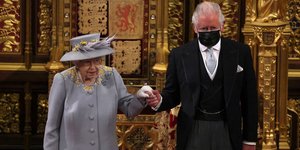 Η βασίλισσα Ελισάβετ με τον πρίγκιπα Κάρολο