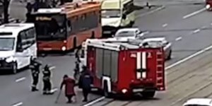 Πυροσβέστες κλείνουν με το όχημα τους την κυκλοφορία σε αυτοκινητόδρομο για να περάσει με ασφάλεια μια ηλικιωμένη Ρωσίδα 