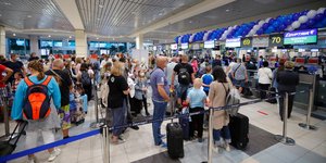 κόσμος σε αεροδρόμιο σε Ρωσία