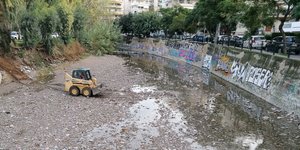 συνεργεία Περιφέρειας Αττικής καθαρίζουν ρέματα