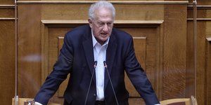 Ο πρώτος κοινοβουλευτικός εκπρόσωπος του ΚΙΝΑΛ Κώστας Σκανδαλίδης στο βήμα της Βουλής