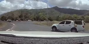 Ο σκύλος την ώρα που πέφτει απ' το παράθυρο