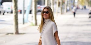 γυναίκα με φόρεμα