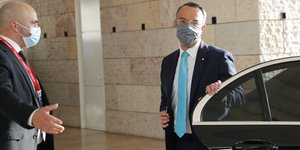 Χρήστος Σταϊκούρας βγαινει απο ιχ