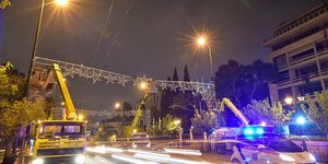 Εργασίες στολισμού για τα Χριστούγεννα στο κέντρο της Αθήνας