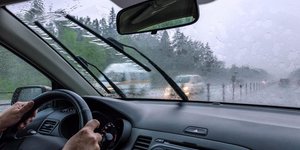 οδήγηση και βροχή