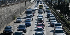 τέλη κυκλοφορίας / εικόνα από κίνηση οχημάτων στη βουλιαγμένης