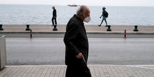 Ηλικιωμένος στη παραλία Θεσσαλονίκης