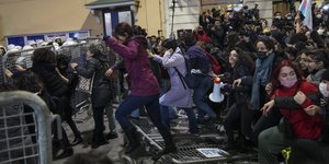 Συμπλοκή γυναικών διαδηλωτριών με την αστυνομία στην Κωνσταντινούπολη