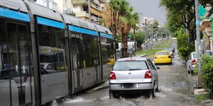 Προβλήματα στην κυκλοφορία του τραμ προκάλεσε η έντονη βροχόπτωση