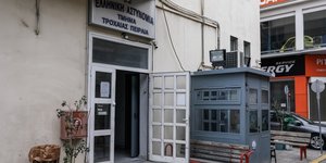 Επίθεση με μολότοφ στην Τροχαία Πειραιά