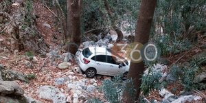 Το αυτοκίνητο κατέληξε βαθιά μέσα στο φαράγγι της Θερίσσου