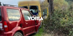 Το σχολικό λεωφορείο συγκρούστηκε με τζιπ με αποτέλεσμα να καταλήξει σε κολώνα