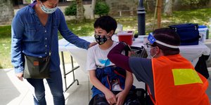 Ενα παιδί στις ΗΠΑ εμβολιάζεται με Pfizer