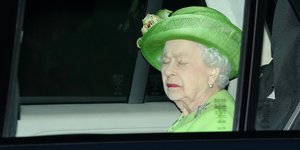 Η βασίλισσα Ελισάβετ εμφανώς καταβεβλημένη, στη βάφτιση των δισέγγονών της