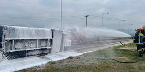 Ανατροπή βυτιοφόρου στην Εθνική Αθηνών-Κορίνθου
