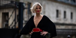 γυναίκα με φόρεμα