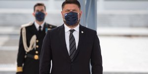 Ο Νίκος Χαραλιάς εκπροσωπεί την ελληνική κυβέρνηση στην τελετή μετακομιδής