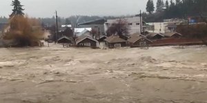 Έντονες βροχές «φούσκωσαν» τα ποτάμια στον δυτικό Καναδά και πλημμύρισαν σπίτια