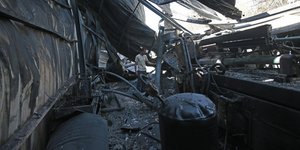 Υεμένη: Συντρίμμια και αποκαΐδια από τους βομβαρδισμούς της συμμαχίας της Σαουδικής Αραβίας στην πρωτεύουσα Σαναά