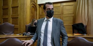 Ο υπουργός Υγείας, Θάνος Πλεύρης σε αίθουσα του ελληνικού κοινοβουλίου