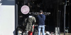Ζευγάρι κοιτά βιτρίνα παπουτσιών