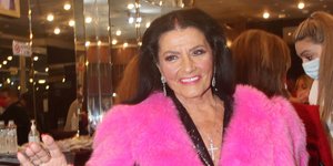 Η Ζωζώ Σαπουντζάκη στo θέατρο μαζί με τον σύντροφό της Πύρρο 