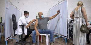 Πολίτης κάνει τρίτη δόση του εμβολίου για την Covid-19 στο Ισραήλ