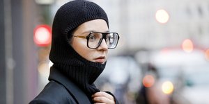 Η Influencer Maria Barteczko, φορώντας μια μαύρη balaclava κατά τη διάρκεια μιας φωτογράφισης στις 19 Νοεμβρίου 2021 στην Κολωνία της Γερμανίας