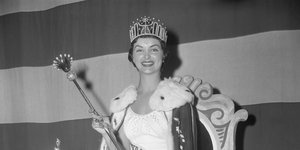 H Μαίρη Λιόνα Γκέιτζ στέφθηκε Μις ΗΠΑ το 1957 