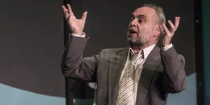 Ο Σωτήρης Χατζάκης στη σκηνή κατά τη διάρκεια παράστασης